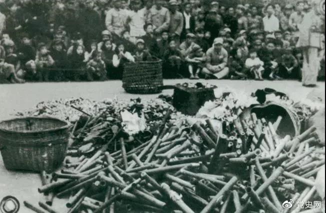 1950年2月24日，政務(wù)院發(fā)出《關(guān)于嚴(yán)禁鴉片煙毒的通令》。圖為政府收繳的煙具和賭具。