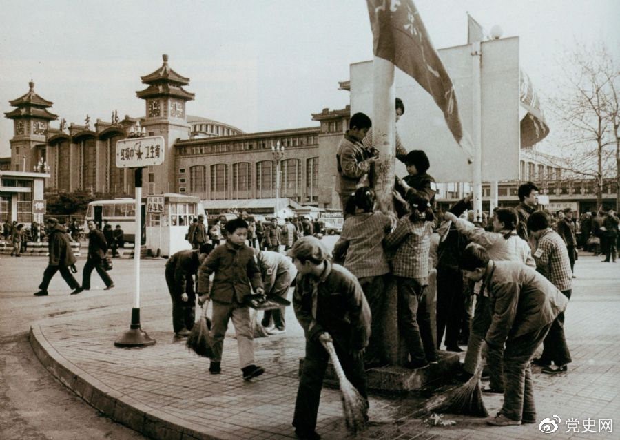 　　1981年2月25日，全國總工會(huì)等九個(gè)單位發(fā)出倡議，開展“五講四美”文明禮貌活動(dòng)。圖為北京鐵路一小的少先隊(duì)員在北京站西街打掃衛(wèi)生。
