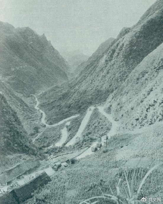 　　1935年2月18日至21日，紅軍奪取桐梓、占領(lǐng)婁山關(guān)、再克遵義城，取得了殲滅和擊潰國(guó)民黨軍2個(gè)師又8個(gè)團(tuán)的大勝利。圖為黔北要隘婁山關(guān)。