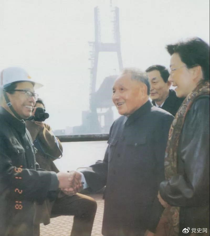 1991年2月18日，鄧小平視察上海南浦大橋工地時(shí)同大橋工程設(shè)計(jì)人員握手。