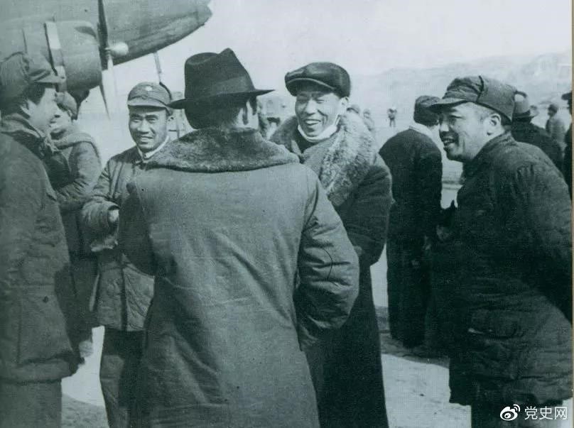 1946年2月19日，毛澤東等在延安機場迎接從重慶回延安匯報工作的周恩來。