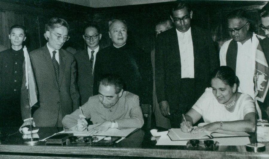 　　1964年2月26日至29日，周恩來訪問錫蘭（今斯里蘭卡）時(shí)，和總理西麗馬沃·班達(dá)拉奈克夫人簽署中錫聯(lián)合公報(bào)。