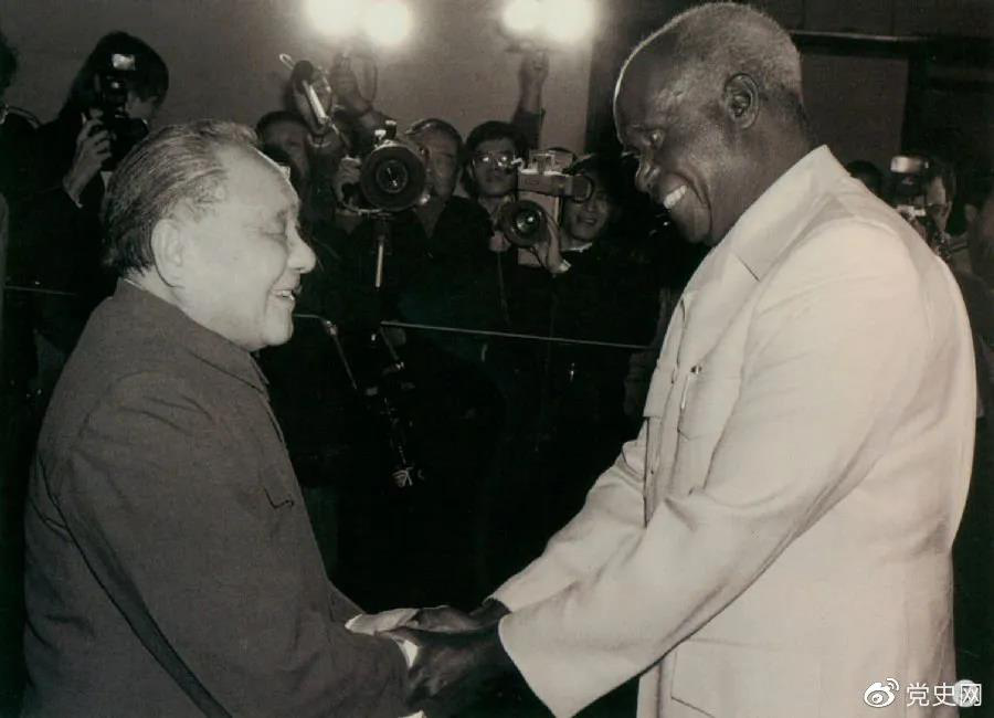 1988年3月1日，鄧小平在北京會見贊比亞總統(tǒng)肯尼斯·戴維·卡翁達(dá)。