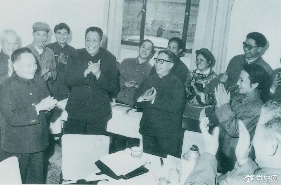 1978年3月2日，鄧小平到五屆全國人大一次會議云南和四川省代表團看望代表們。