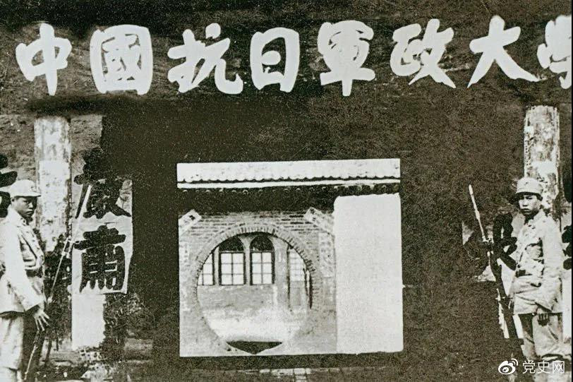 1937年3月2日，毛澤東為中國人民抗日軍政大學第二期第二隊學員題詞：“要學習朱總司令：度量大如海，意志堅如鋼?！眻D為抗日軍政大學舊址。