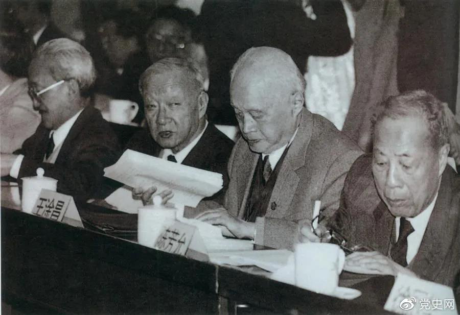1986年3月，由4位老科學家倡議，經鄧小平批示，中國制定實施了高技術研究發(fā)展計劃。圖為“863”計劃的4位倡導人王大珩（左2）、王淦昌（左3）、楊嘉墀（左1）、陳芳允（左4）。