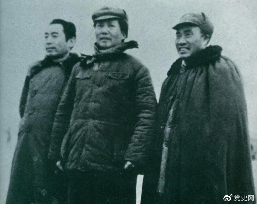 1946年3月4日，毛澤東和朱德、周恩來(lái)在延安機(jī)場(chǎng)。