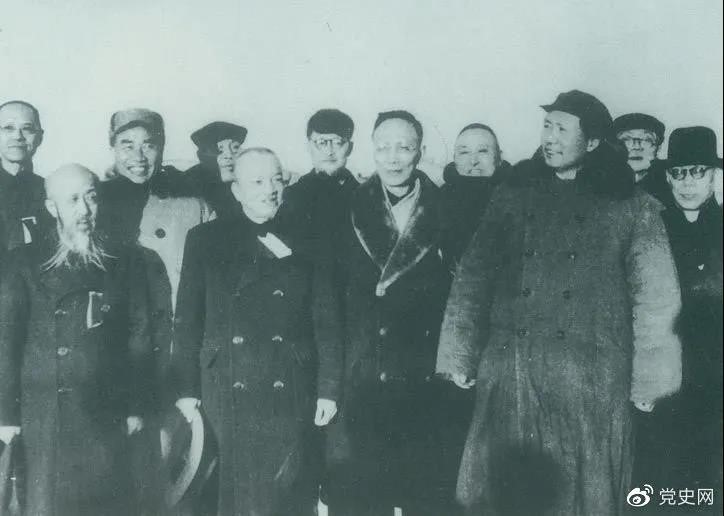 1949年3月，各界人士代表在北京西苑機場同毛澤東、朱德等留影。