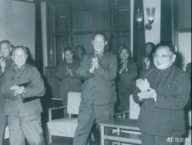 1978年3月，鄧小平和參加五屆人大一次會議的解放軍代表在一起。