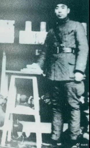 1939年3月10日，周恩來(lái)為新四軍排以上干部作題為《目前形勢(shì)與新四軍任務(wù)》的報(bào)告。
