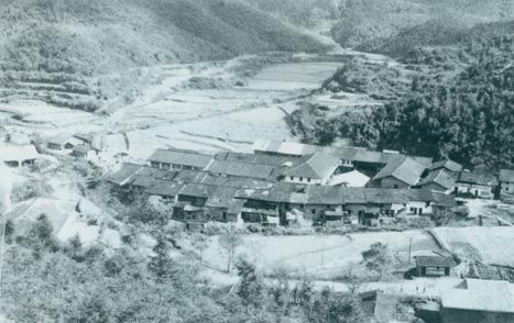 1929年3月14日，毛澤東同朱德指揮紅四軍進(jìn)攻長嶺寨，殲敵兩千余人，擊斃敵旅長郭鳳鳴，乘勝占領(lǐng)長汀城。圖為長嶺寨。
