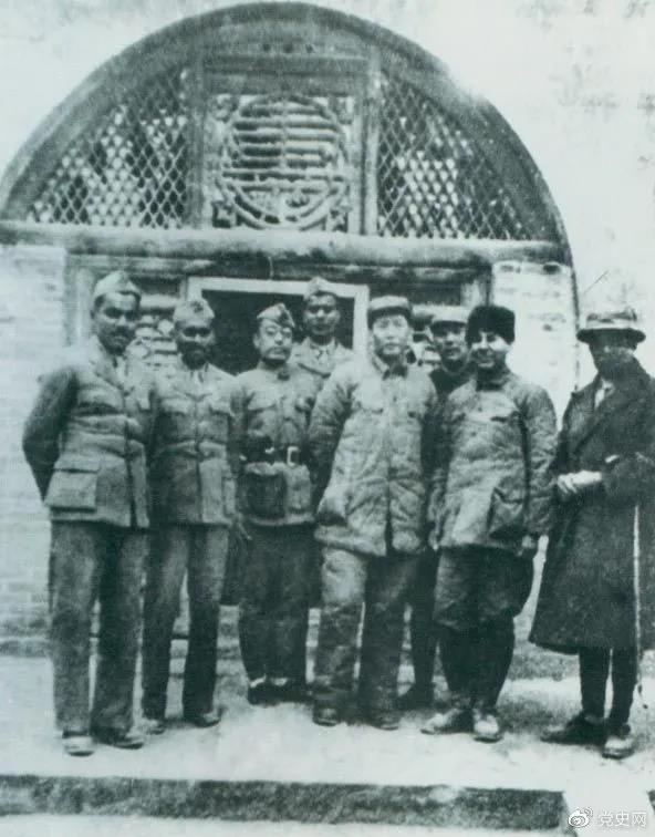 1939年3月15日，毛澤東在延安會(huì)見(jiàn)印度援華醫(yī)療隊(duì)全體人員。