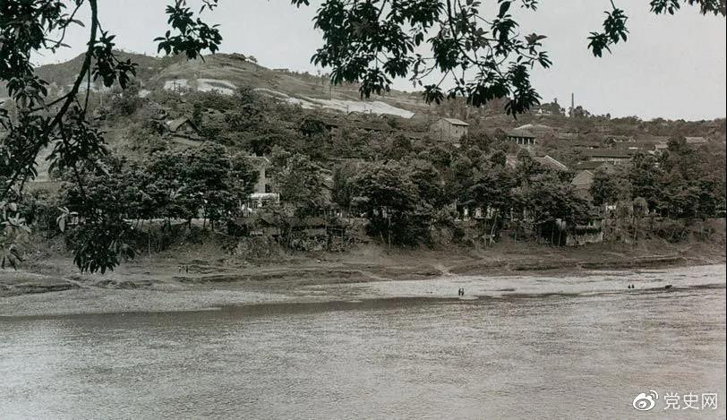 1935年3月16日至17日，紅一方面軍三渡赤水的渡口之一——茅臺渡口。