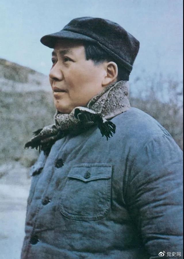 　　1947年3月18日，中共中央機(jī)關(guān)主動(dòng)撤離延安。毛澤東和周恩來(lái)、任弼時(shí)等繼續(xù)留在陜北，指揮全國(guó)人民解放戰(zhàn)爭(zhēng)。這是轉(zhuǎn)戰(zhàn)陜北前夕的毛澤東。