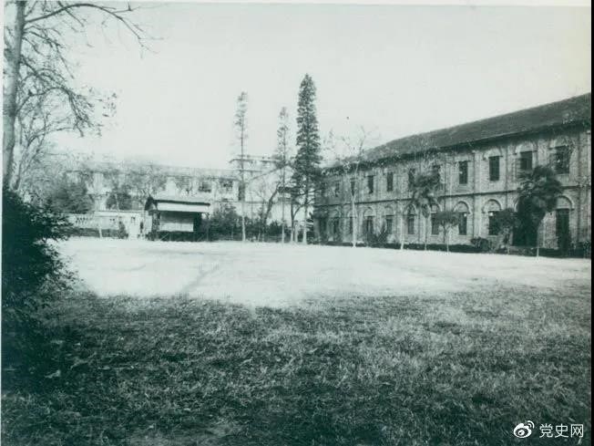 　　1927年3月18日，毛澤東出席在武昌舉行的河南武裝農(nóng)民代表大會(huì)，并作湖南農(nóng)運(yùn)狀況報(bào)告。圖為大會(huì)會(huì)場(chǎng)——武昌農(nóng)講所大操場(chǎng)。