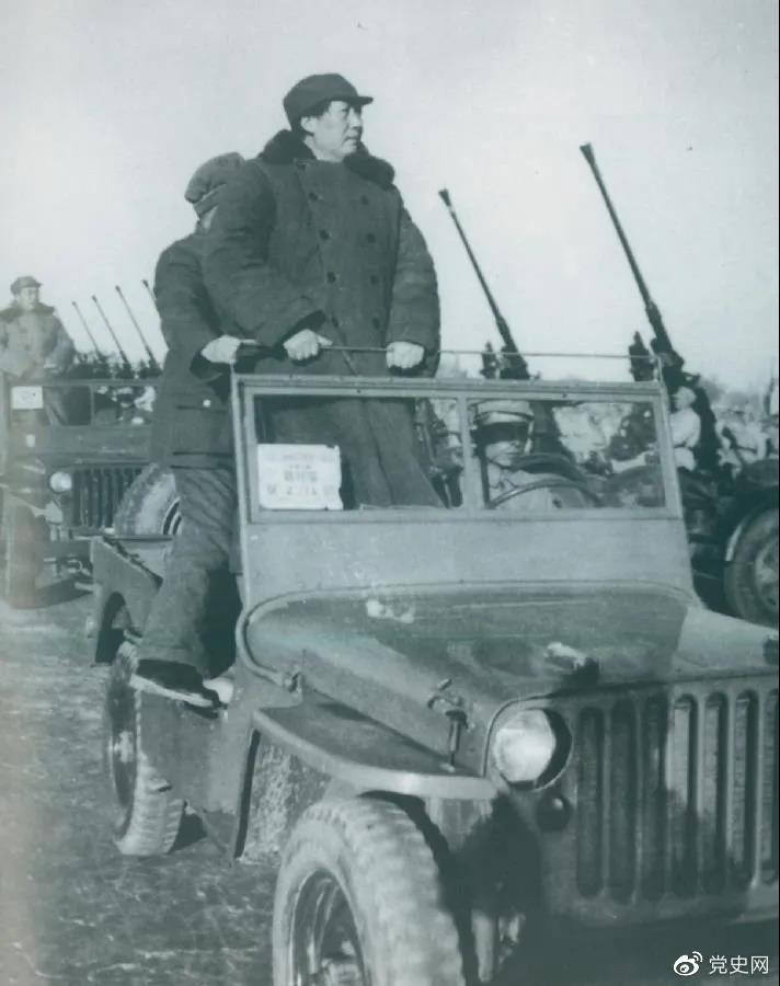 1949年3月25日，毛澤東在北平西苑機場檢閱部隊。