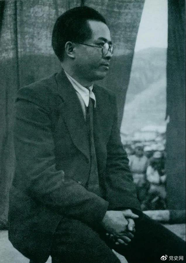 1940年3月26日，任弼時(shí)結(jié)束中共駐共產(chǎn)國(guó)際代表的工作回到延安。圖為他在歡迎大會(huì)上