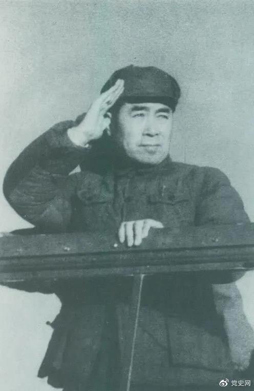 1949年3月，中共中央進入北平。圖為周恩來在北平機場檢閱部隊。