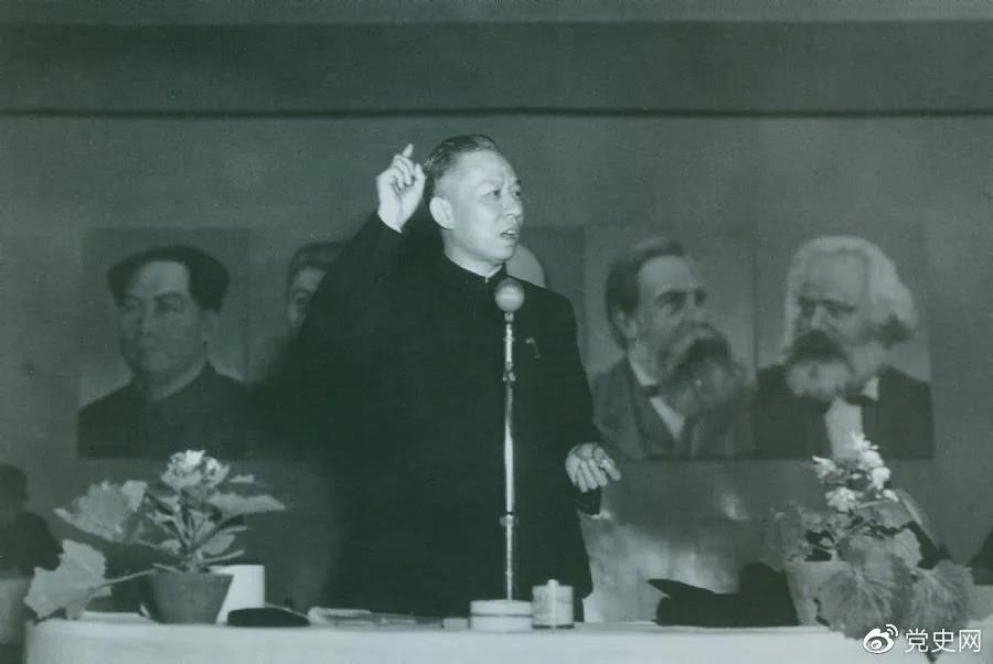 1951年3月28日，劉少奇在第一次全國組織工作會議上作報告。