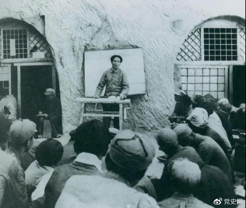 1938年4月，毛澤東在魯迅藝術(shù)學(xué)院講演。