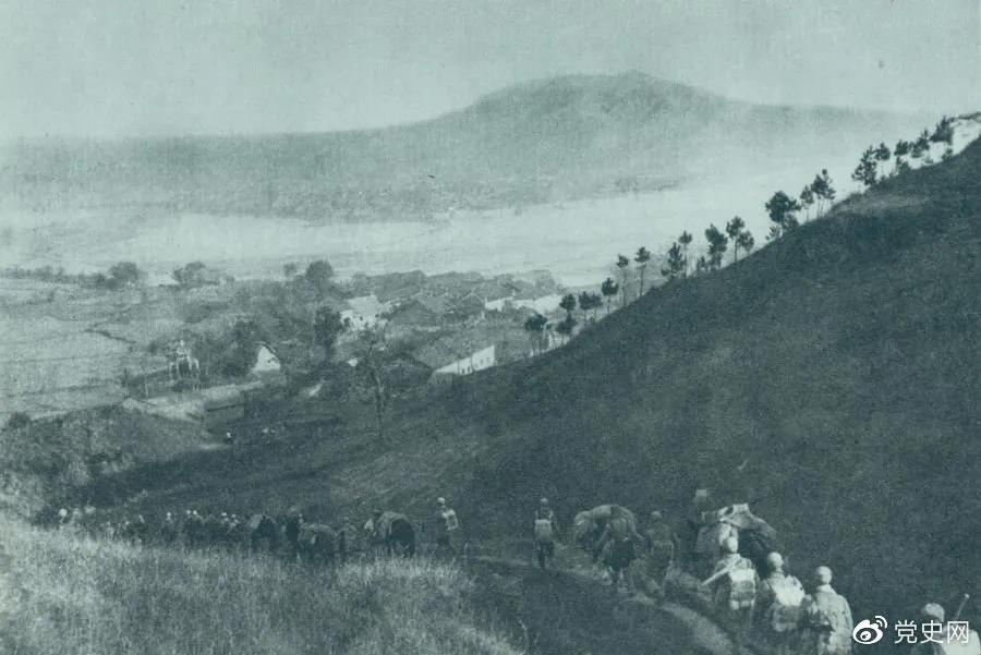 1945年4月6日，太行部隊等向白晉、同蒲沿線上的日軍展開攻擊。這是八路軍向祁縣開進。