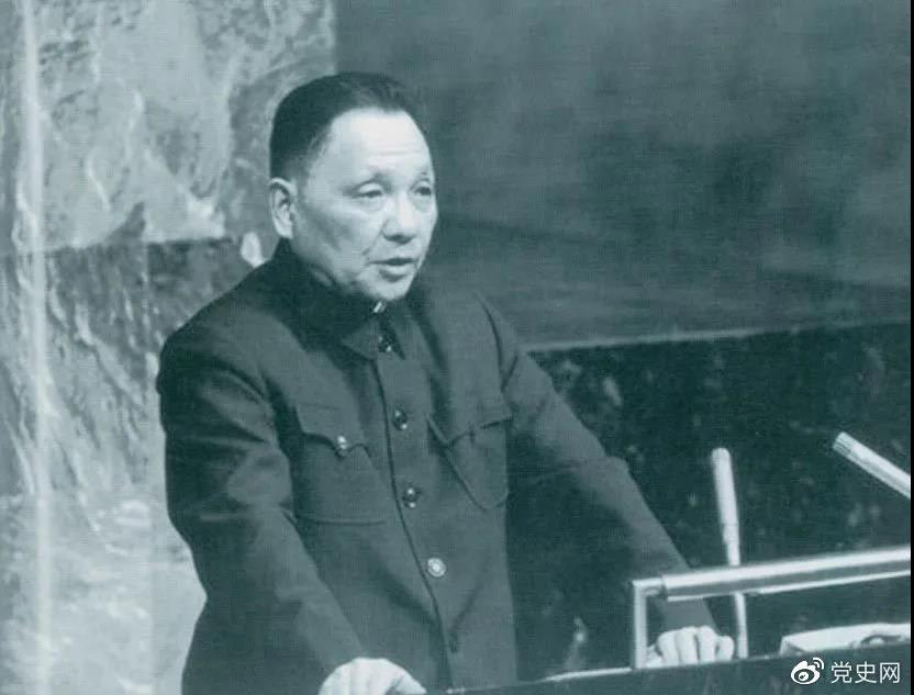 1974年4月10日，鄧小平在聯(lián)合國(guó)大會(huì)第六屆特別會(huì)議上發(fā)言。