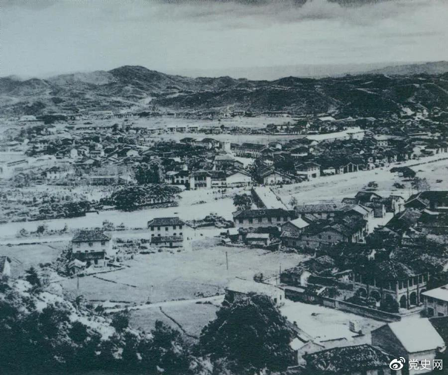 1928年4月，朱德率領(lǐng)南昌起義余部到達(dá)井岡山，與毛澤東領(lǐng)導(dǎo)的部隊(duì)勝利會(huì)師。圖為會(huì)師地點(diǎn)礱市全景。