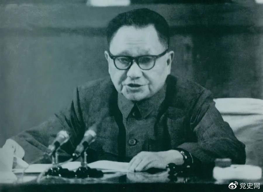 1978年4月22日，鄧小平在全國教育工作會議開幕式上講話。