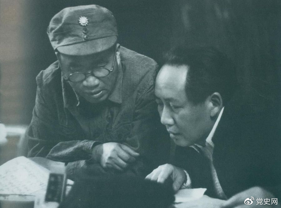1945年4月，毛澤東和朱德在中國(guó)共產(chǎn)黨第七次全國(guó)代表大會(huì)上。