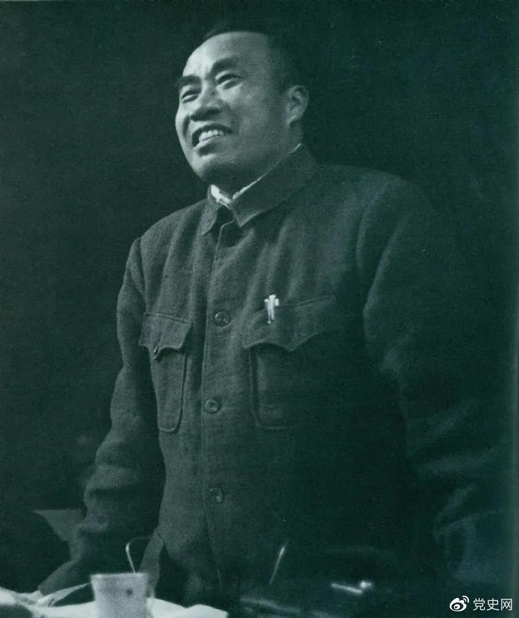 1945年4月25日，朱德在中國共產(chǎn)黨第七次全國代表大會上作題為《論解放區(qū)戰(zhàn)場》的軍事報告。