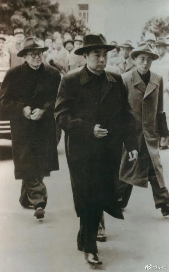 1954年4月26日，日內(nèi)瓦會議開幕。圖為周恩來率中國代表團進入會場。