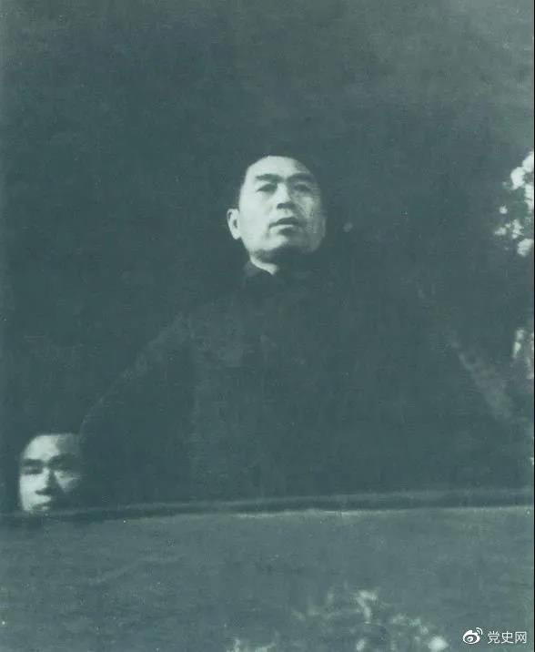 圖為周恩來在中國共產黨第七次全國代表大會上發(fā)言。