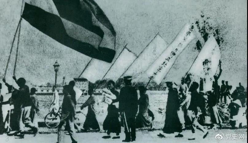 1919年5月4日，北京爆發(fā)學(xué)生反帝愛國運動。這是北京大學(xué)學(xué)生的示威游行隊伍。