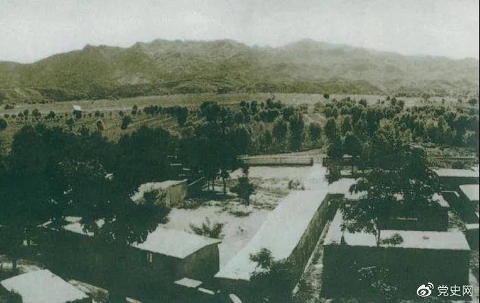 1948年5月，中共中央和人民解放軍總部由陜北遷到河北平山縣西柏坡。圖為中央領(lǐng)導(dǎo)人辦公處所俯瞰。