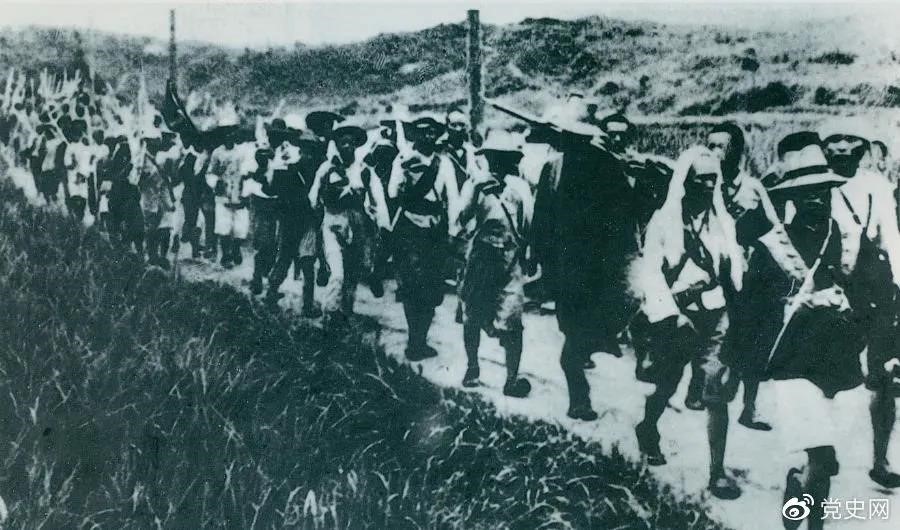 　　1931年5月16日至31日，紅一方面軍在毛澤東、朱德指揮下，連續(xù)打了5個(gè)勝仗，殲敵3萬(wàn)余人，繳槍2萬(wàn)余支，打退了國(guó)民黨軍隊(duì)的第二次“圍剿”。圖為行軍中的紅軍。