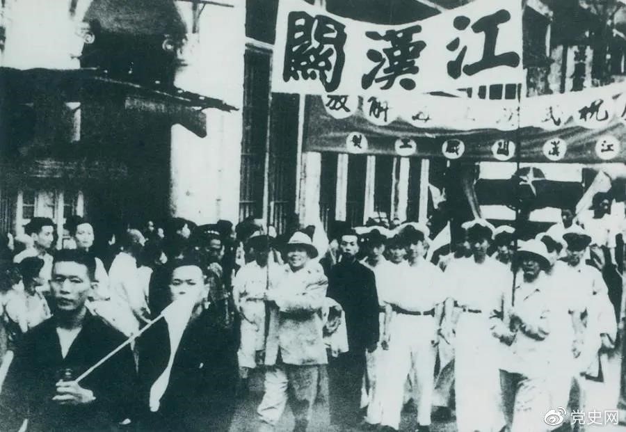 1949年5月17日，第四野戰(zhàn)軍解放武漢。圖為武漢人民歡慶解放。