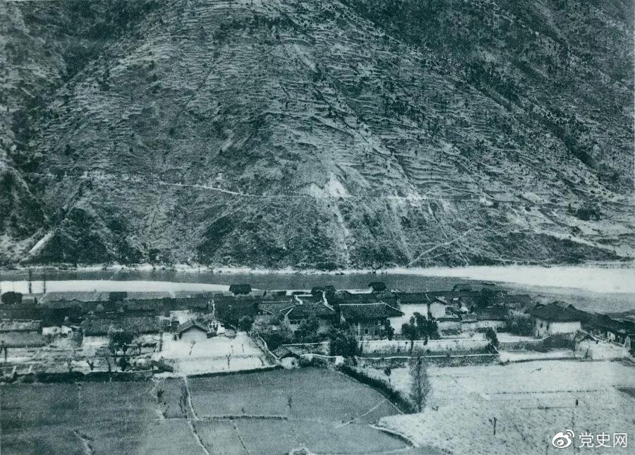 　　1935年5月25日，紅一方面軍到達(dá)大渡河南岸的安順場(chǎng)。紅軍17名勇士靠一葉孤舟強(qiáng)渡大渡河，為沿大渡河左岸北上的部隊(duì)打開(kāi)了一條通道。圖為安順場(chǎng)一角。