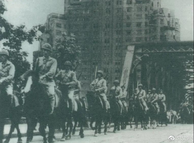 　　1949年5月，人民解放軍殲滅退守上海的敵軍15萬(wàn)人，解放了這個(gè)中國(guó)最大的城市。圖為解放軍進(jìn)駐上海。