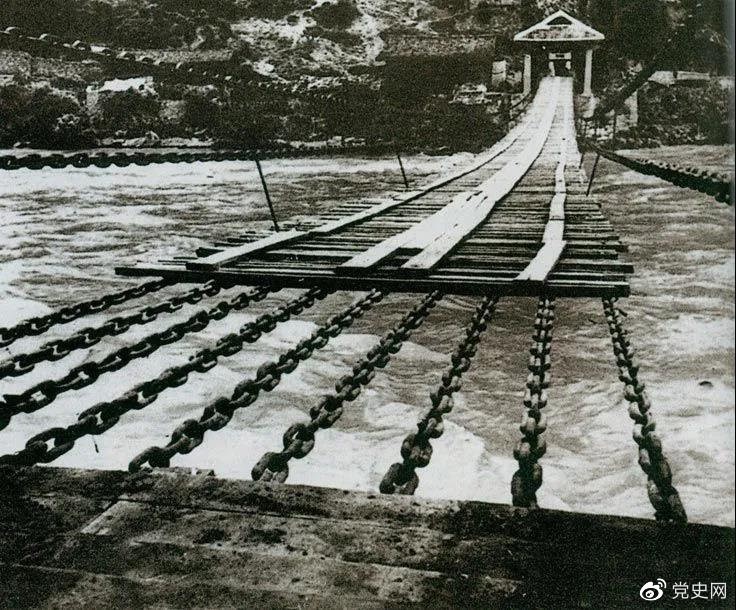 　　1935年5月29日，中央紅軍左縱隊先頭部隊在瀘定橋西頭發(fā)起奪橋戰(zhàn)斗，勝利搶占大橋。圖為瀘定橋。