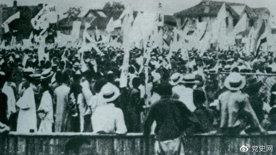 1925年5月30日，上海爆發(fā)了反帝愛國的五卅運(yùn)動(dòng)，掀起了全國范圍大革命高潮。