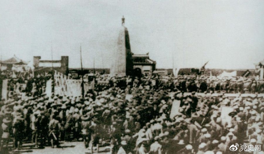 　　1931年6月，紅七軍到達中央革命根據(jù)地江西興國縣，編入彭德懷率領的紅三軍團。圖為當時會師的情形。