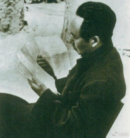 　　1946年6月，國民黨撕毀停戰(zhàn)協(xié)定和政協(xié)決議，挑起全面內(nèi)戰(zhàn)。這是毛澤東在延安審閱有關(guān)自衛(wèi)反擊的電報(bào)。