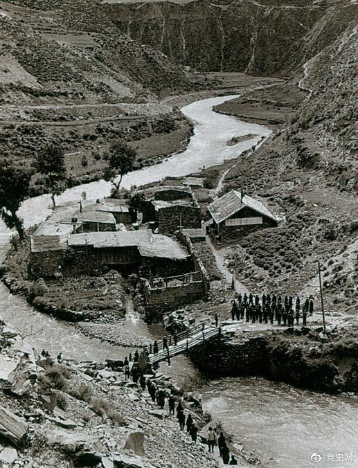 　　1935年6月12日，中央紅軍先頭部隊在夾金山北麓四川懋功達維鎮(zhèn)同紅四方面軍先頭部隊勝利會師。圖為當(dāng)年的會師橋。