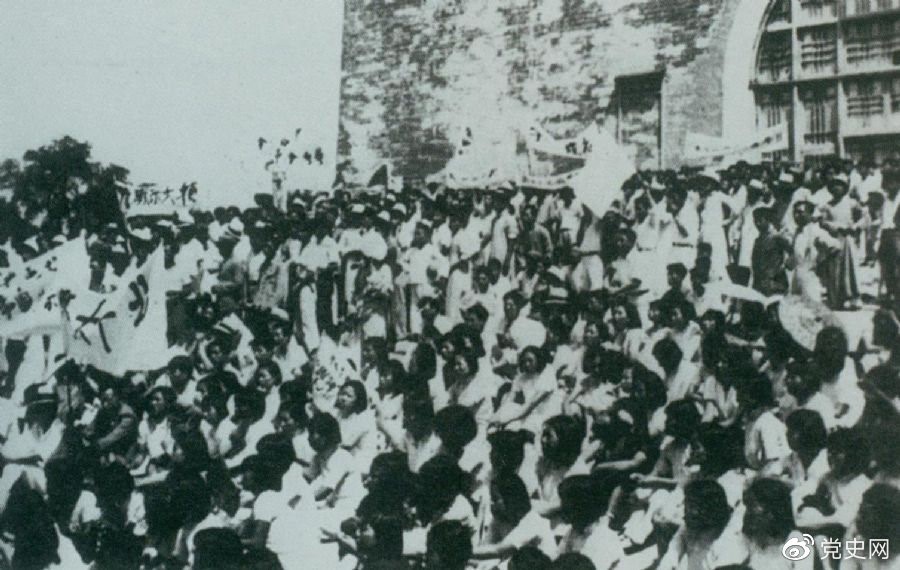 1936年6月13日，北平學生與市民在鼓樓前舉行聲勢浩大的抗日集會。