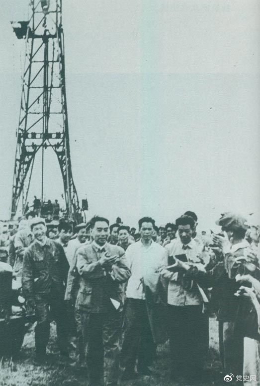 1962年6月，周恩來(lái)到大慶視察，這是在1202鉆井隊(duì)現(xiàn)場(chǎng)參觀。 