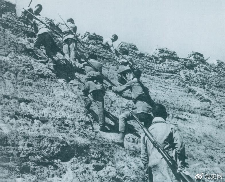 1945年6月25日，八路軍冀中部隊(duì)攻克河北獻(xiàn)縣。圖為部隊(duì)奮勇攀登城墻。