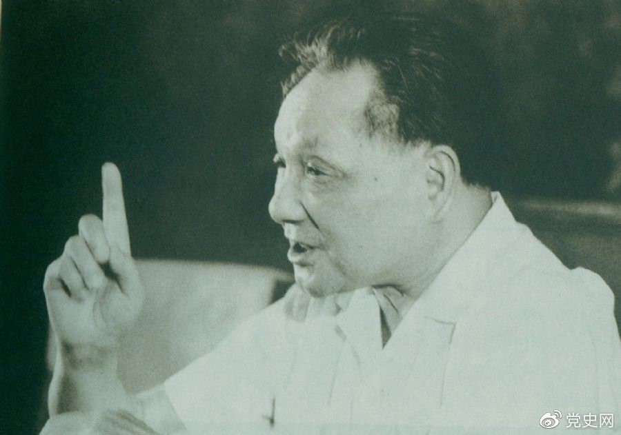 　　1981年6月27日，中共十一屆六中全會通過《關(guān)于建國以來黨的若干歷史問題的決議》。圖為鄧小平在閉幕會上發(fā)表講話。