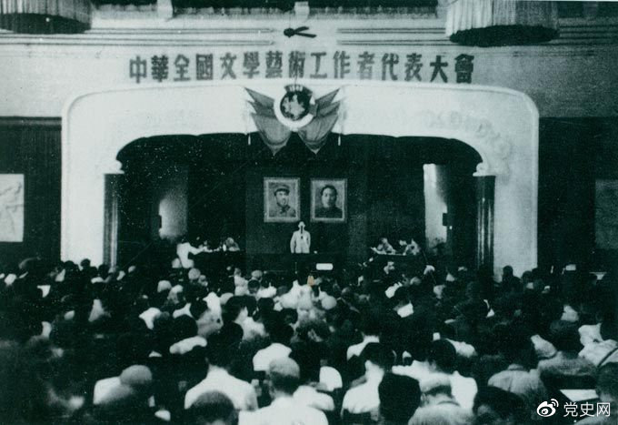 1949年7月2日至19日，第一次中華全國文學藝術(shù)工作者代表大會在北平召開。圖為大會會場。