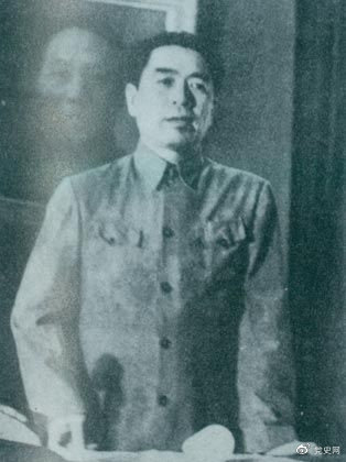 1949年7月6日，周恩來出席中華全國文學(xué)藝術(shù)工作者代表大會。圖為周恩來在會上作政治報告。