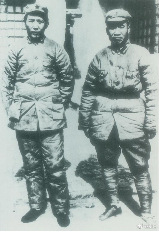 　　1937年7月7日，盧溝橋事變爆發(fā)。8日，中共中央通電全國，號召結(jié)成民族統(tǒng)一戰(zhàn)線抵抗日本侵略者。圖為1936年冬毛澤東和朱德在陜北。
